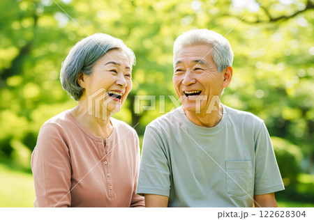 緑豊かな場所で仲睦まじい様子の老夫婦 緑豊かな場所で仲睦まじい様子の老夫婦 122628304
