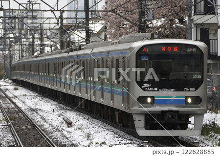 桜隠しの降雪とりんかい線70-000形電車(埼京線直通) 桜隠しの降雪とりんかい線70-000形電車(埼京線直通) 122628885