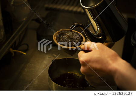 ネルドリップで珈琲を淹れる手元イメージ　2 122629127