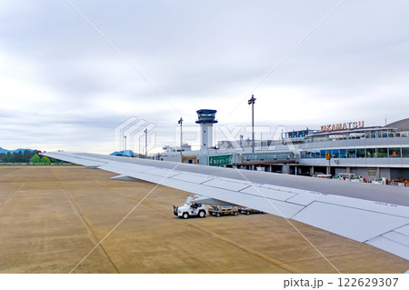 【香川】初夏の高松空港　着陸した飛行機の窓からの景色 122629307