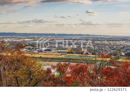 浜松市の鳥羽山公園展望台から見た夕方の紅葉と街並み(静岡県) 浜松市の鳥羽山公園展望台から見た夕方の紅葉と街並み(静岡県) 122629371
