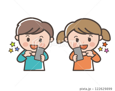 楽しそうにスマホを操作する男の子と女の子の上半身イラスト（小学生、幼児、子供）  122629899