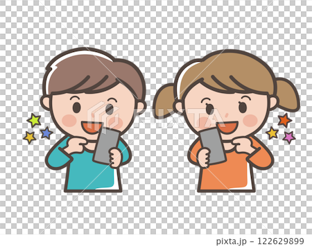 楽しそうにスマホを操作する男の子と女の子の上半身イラスト（小学生、幼児、子供）  122629899
