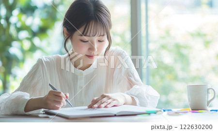 勉強をしている若くてかわいいアジア人女性の姿/試験・資格取得・受験 122630200