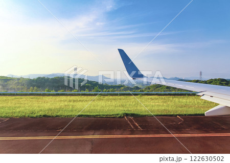 【香川】初夏の高松空港　離陸直前の飛行機の窓からの景色 122630502