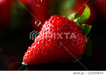 苺に落ちる水滴 122630654