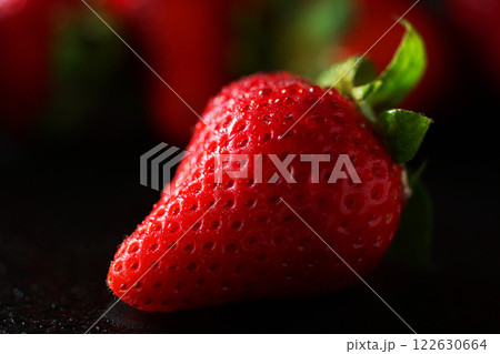 水滴を受ける瑞々しい苺 122630664