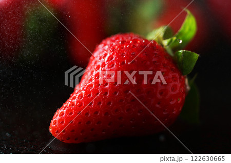 水滴を受ける瑞々しい苺 122630665