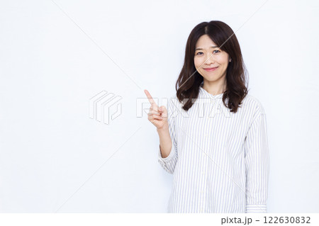 人差し指を立てる女性 122630832