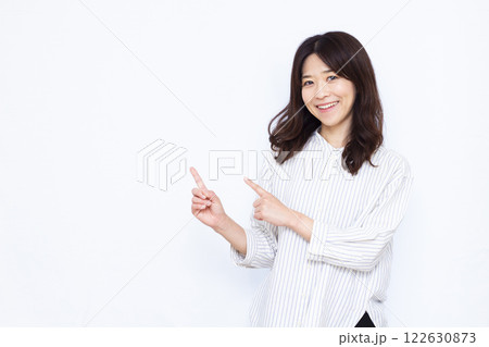 人差し指を立てる女性 人差し指を立てる女性 122630873