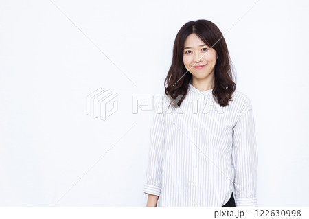 笑顔の女性 122630998