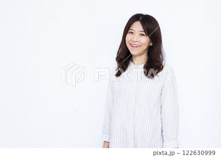 笑顔の女性 122630999