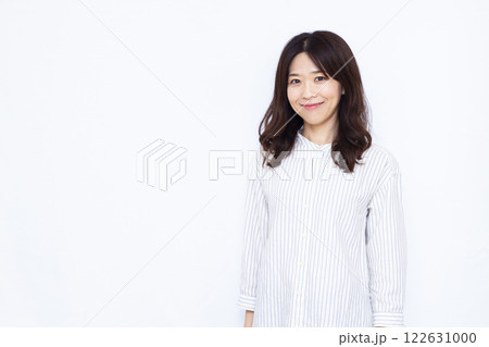 笑顔の女性 122631000