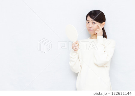 目元のシワを気にする女性 122631144