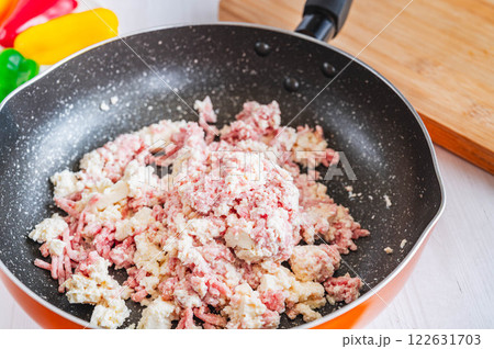 フライパンで材料をまとめる フライパンで材料をまとめる 122631703