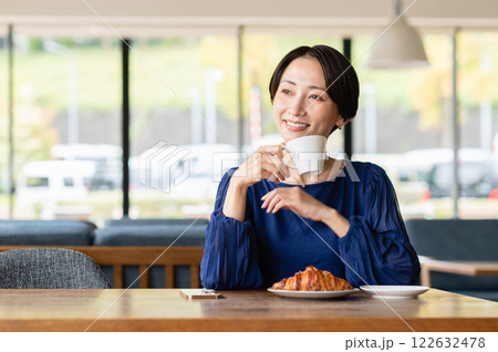カフェで食事するミドルの女性 カフェで食事するミドルの女性 122632478