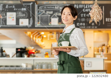カフェで働くミドルの女性店員 カフェで働くミドルの女性店員 122632480