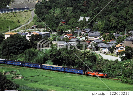 1977年　福知山線生瀬駅付近を走るDD51牽引の旅客列車 122633235