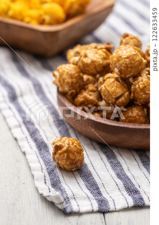 お皿に乗ったポップコーン 122633459