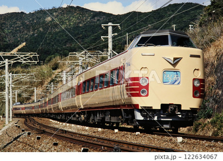 1982年　紀勢本線岩代駅付近を走る特急くろしお 122634067