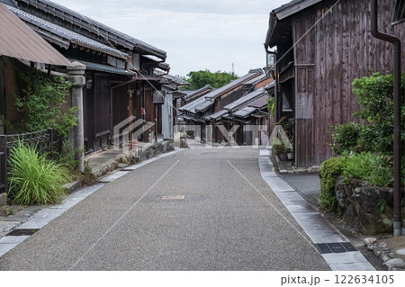 三重県亀山市　東海道関宿の伝統的な町並み 122634105