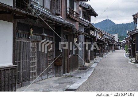 三重県亀山市　東海道関宿の伝統的な町並み 122634108