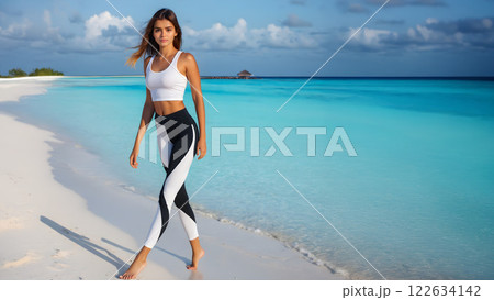 白砂の海辺に立つ美しい女性モデル 122634142