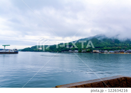 【香川】初夏の小豆島 土庄港から望む瀬戸内海 【香川】初夏の小豆島 土庄港から望む瀬戸内海 122634216