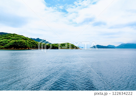 【香川】初夏の瀬戸内 土庄港から出港した宇野・豊島行きのフェリーから望む瀬戸内海 【香川】初夏の瀬戸内 土庄港から出港した宇野・豊島行きのフェリーから望む瀬戸内海 122634222