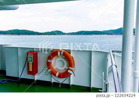 【香川】初夏の瀬戸内　土庄港から出港した宇野・豊島行きのフェリーの内部と瀬戸内海 122634224