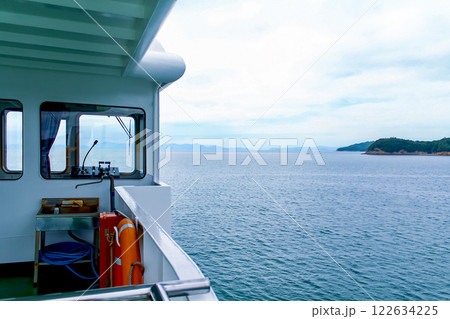 【香川】初夏の瀬戸内　土庄港から出港した宇野・豊島行きのフェリーから望む瀬戸内海 122634225