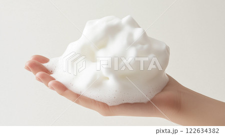 もこもこに泡立てた洗顔フォームを片手に乗せた画像 もこもこに泡立てた洗顔フォームを片手に乗せた画像 122634382