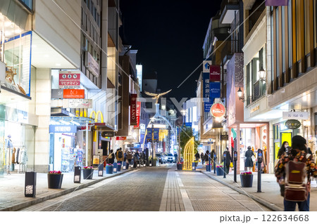 横浜の都市風景 夜の横浜元町ショッピングストリート 横浜の都市風景 夜の横浜元町ショッピングストリート 122634668