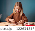 チョコレートを手作りする女の子。バレンタイン素材。 122634837