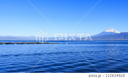 静岡県沼津市西浦の絶景の富士山とヨットと駿河湾 静岡県沼津市西浦の絶景の富士山とヨットと駿河湾 122634928