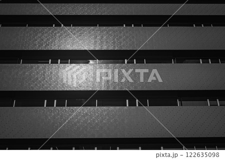 強い日差しが当たるマンション 強い日差しが当たるマンション 122635098