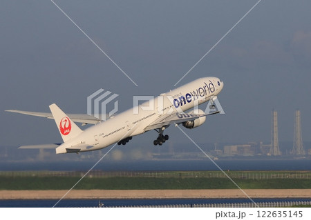離陸する旅客機　上昇していく旅客機　羽田空港の風景 122635145