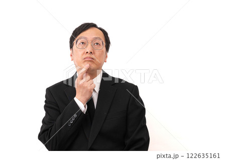 考え事をする中年男性 考え事をする中年男性 122635161