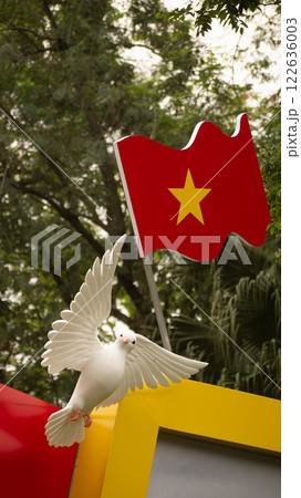 ハノイ ホアンキエム湖周辺 ベトナム国旗と鳩のモニュメント 2024年5月 ハノイ ホアンキエム湖周辺 ベトナム国旗と鳩のモニュメント 2024年5月 122636003