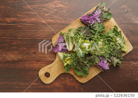 カッティングボードの上のプチヴェール 122636150