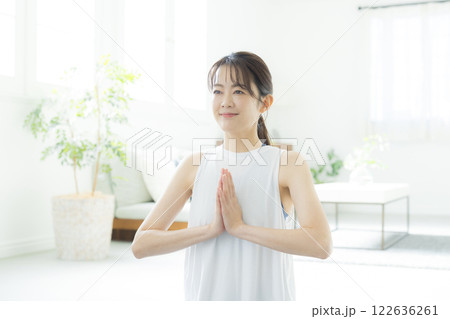 ヨガをする女性 ヨガをする女性 122636261
