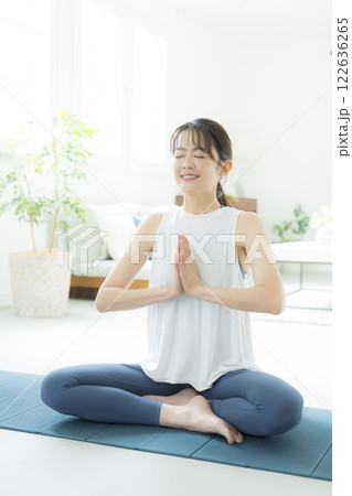 ヨガをする女性 122636265