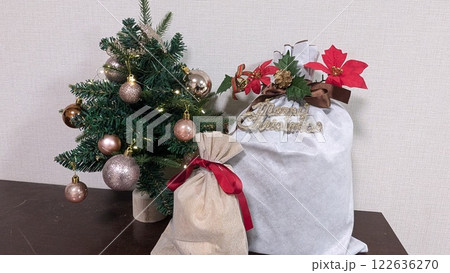クリスマスプレゼントとツリー クリスマスプレゼントとツリー 122636270