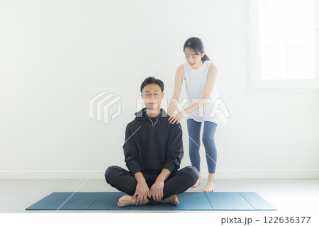 ヨガをする男女 122636377