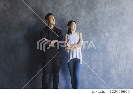 並んで立つスポーツウェアの男女  122636609