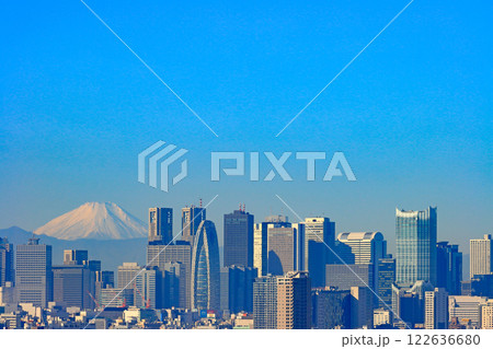 東京都新宿区、富士山と新宿副都心超高層ビル郡の風景 122636680