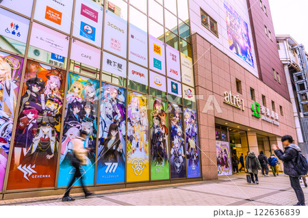 日本の東京都市景観 2月。インバウンド続く…外国人観光客らで賑わう秋葉原＝令和7年2月5日 122636839