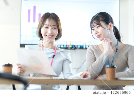 資料を持ちながら打合せをする若いビジネスウーマン 資料を持ちながら打合せをする若いビジネスウーマン 122636966