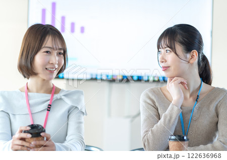 資料を持ちながら打合せをする若いビジネスウーマン 資料を持ちながら打合せをする若いビジネスウーマン 122636968