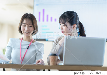 資料を持ちながら打合せをする若いビジネスウーマン 資料を持ちながら打合せをする若いビジネスウーマン 122636969